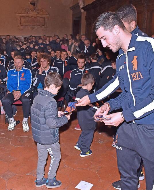 Un momento della festa nella Sala Maggiore del Comune con tutte le squadre arancioni (Foto Gori)