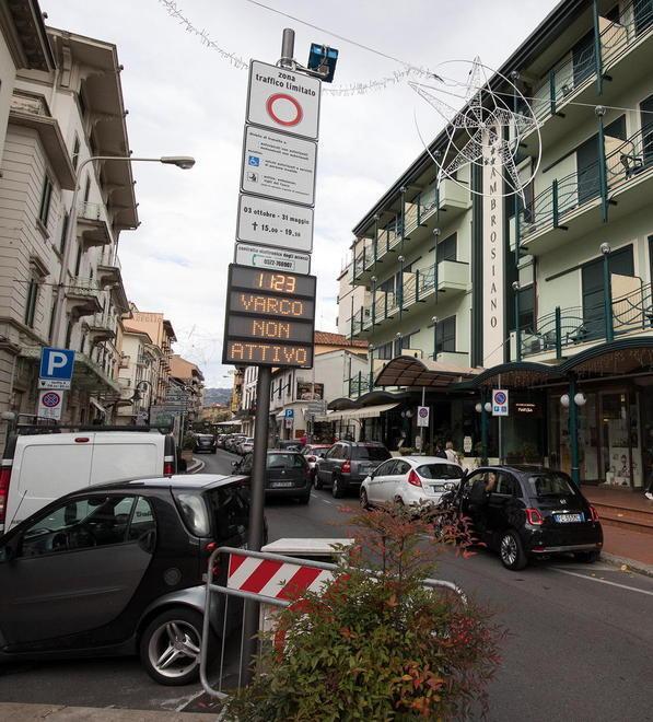 Un varco che delimita una ztl (foto Nucci)