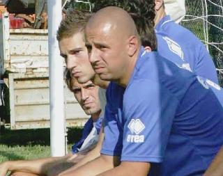 A sinistra Cantoro: per lui finora solo panchina e tribuna. Sopra, il tecnico nerazzurro Stefano Cuoghi. A destra un deciso intervento di Hernan Chiesa, finalmente titolare, contro il Santarcangelo