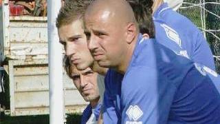 A sinistra Cantoro: per lui finora solo panchina e tribuna. Sopra, il tecnico nerazzurro Stefano Cuoghi. A destra un deciso intervento di Hernan Chiesa, finalmente titolare, contro il Santarcangelo