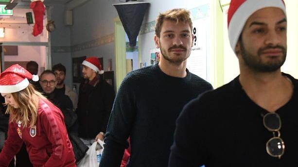I giocatori granata supereroi di Natale in visita ai bambini