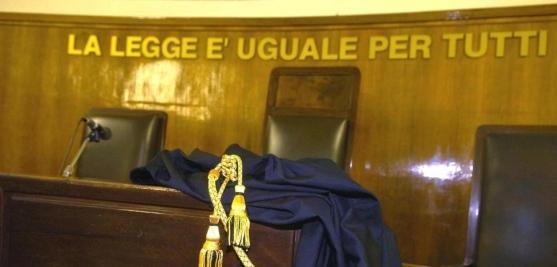 Perde una mano mentre lavora alla scorniciatrice 