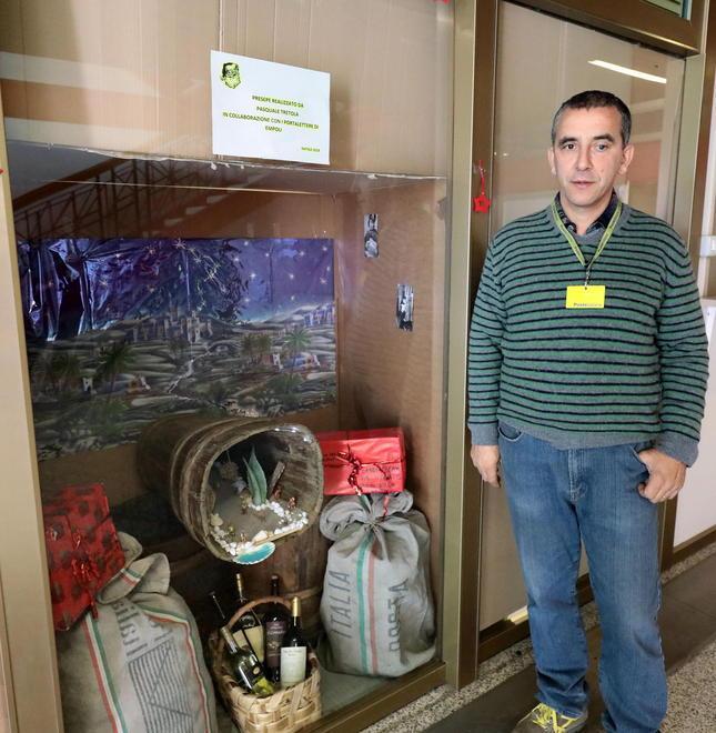 Un presepe allestito all’ufficio postale