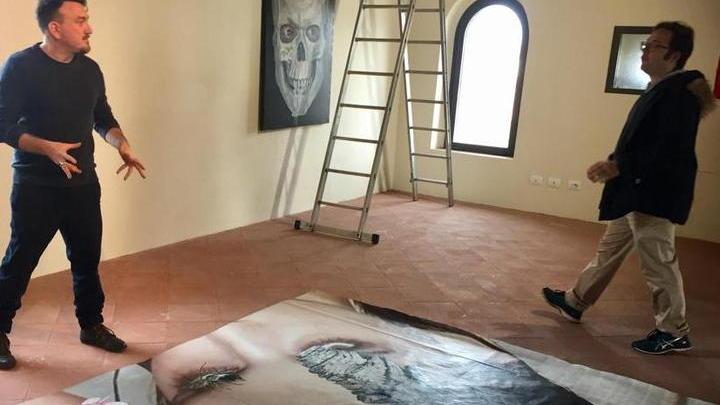 Il surrealismo visionario di Ozmo, le sue venti tele da oggi alla Torre Guelfa