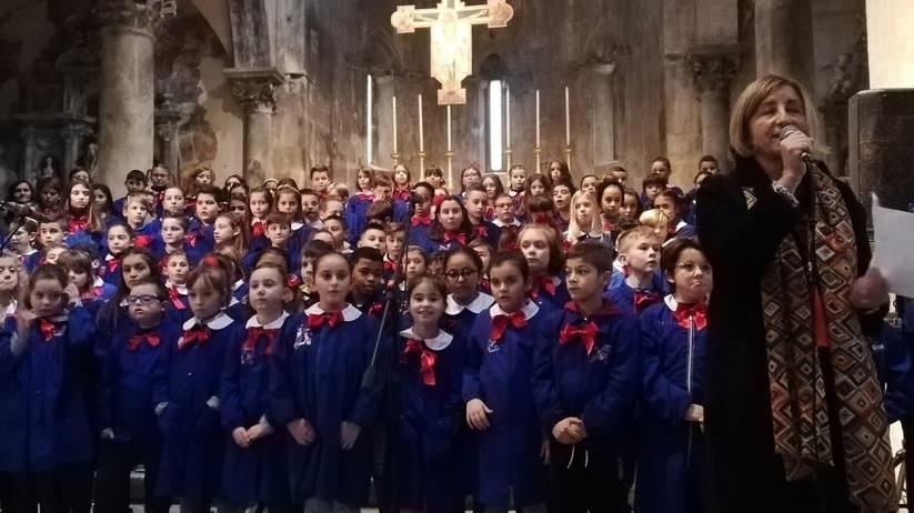 I bambini nel Duomo cantano la pace