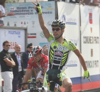 L’arrivo a braccia alzate di Giovanni Visconti al Gran premio Industria e commercio di Prato, a settembre
