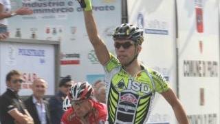 L’arrivo a braccia alzate di Giovanni Visconti al Gran premio Industria e commercio di Prato, a settembre