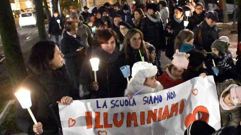 Lumini e 250 in corteo per illuminare il futuro della scuola Giromini