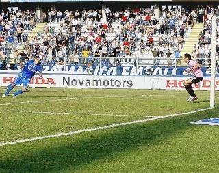 <strong>Ecco le tre parle di Francesco Marianini </strong>A sinistra il gol messo a segno dal centrocampista azzurro allo scadere del match contro il Cittadella Sopra la rete messa a segno contro il Frosinone e a sinistra l’immagine del gol che ha sbloccato il risultato nell’anticipo di venerdì con la Reggina
