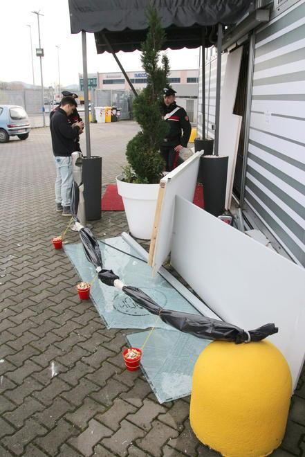 Sfondano la sala slot con la Jeep a tutto gas Dopo la rapina danno l’auto alle fiamme 
