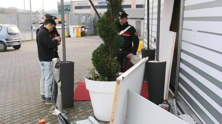 Sfondano la sala slot con la Jeep a tutto gas Dopo la rapina danno l’auto alle fiamme