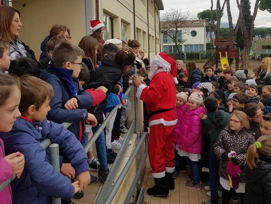 Babbo Natale fra i bimbi delle elementari di Lido