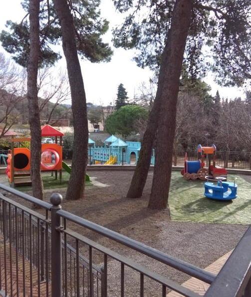 Nuovi giochi nei parchi a lato di due materne