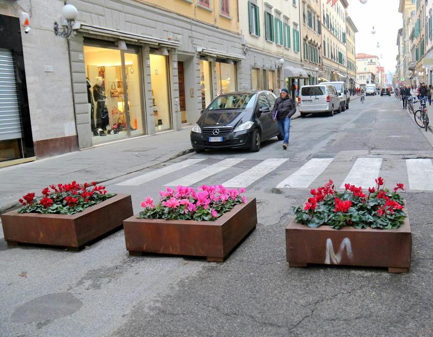 Vecchie fioriere ciao, in via Ricasoli ne arrivano altre ancora più grandi... 