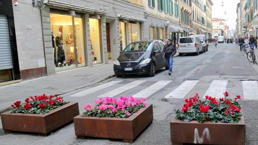 Vecchie fioriere ciao, in via Ricasoli ne arrivano altre ancora più grandi...