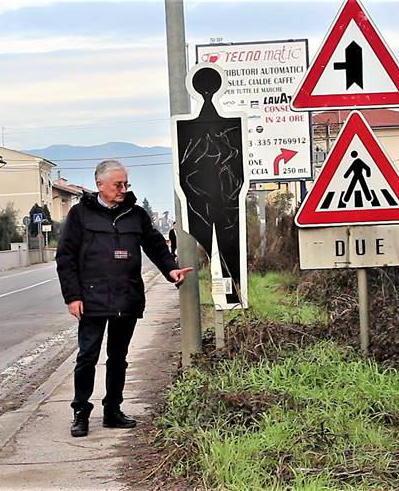 Sagome della memoria deturpate dai vandali 