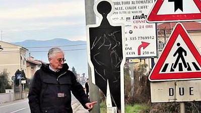 Sagome della memoria deturpate dai vandali