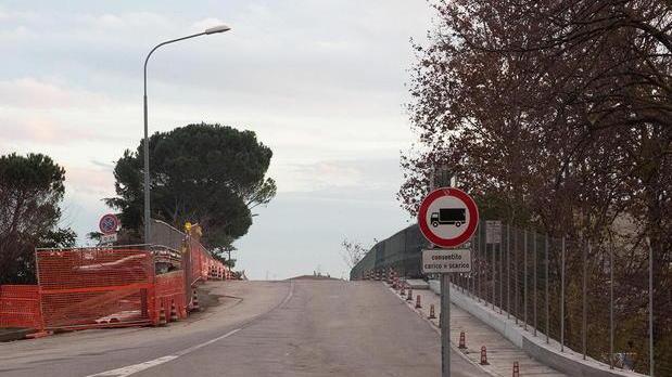 Riapre a doppio senso il cavalcavia sull’A11 Ma rimane il cantiere