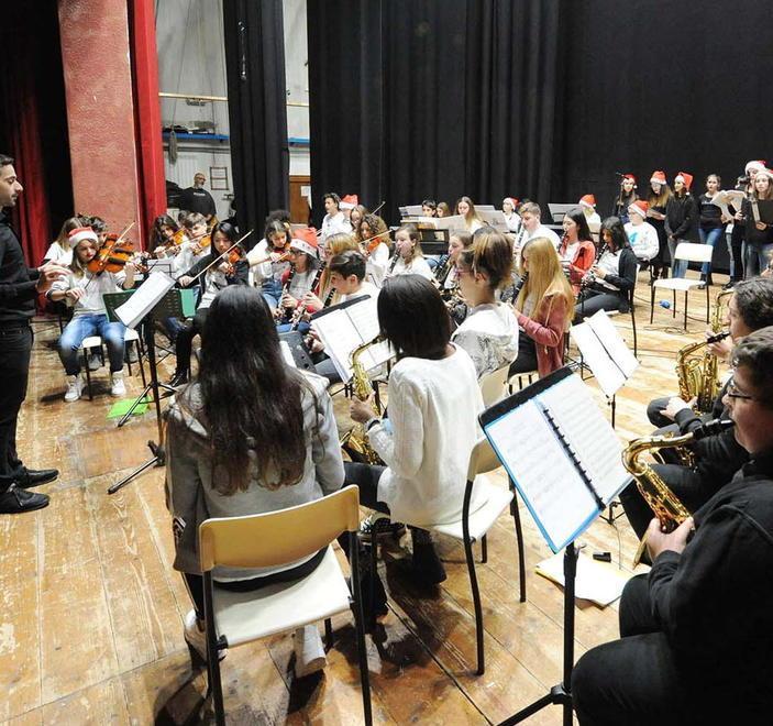 Non si ferma la solidarietà alle due scuole derubate E gli studenti ringraziano anche con la musica