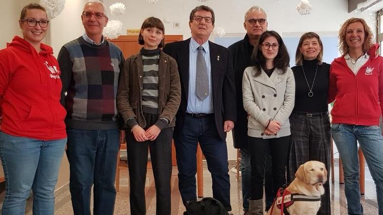 Due labrador portano un sorriso agli anziani della casa di riposo