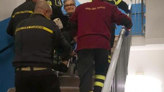 Si guasta l’ascensore al Falusi Ospiti portati a letto in braccio
