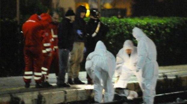 Travolto dal treno a 32 anni, lutto in paese: annullate le feste