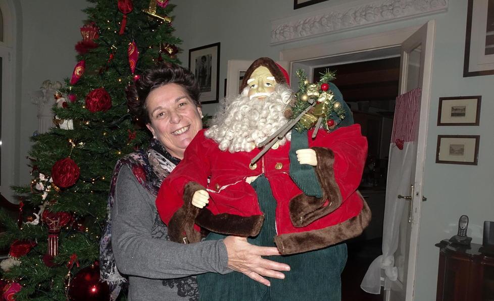 Si sveglia la carica dei 200 Babbi Natale e la grande collezione invade tutta la casa 