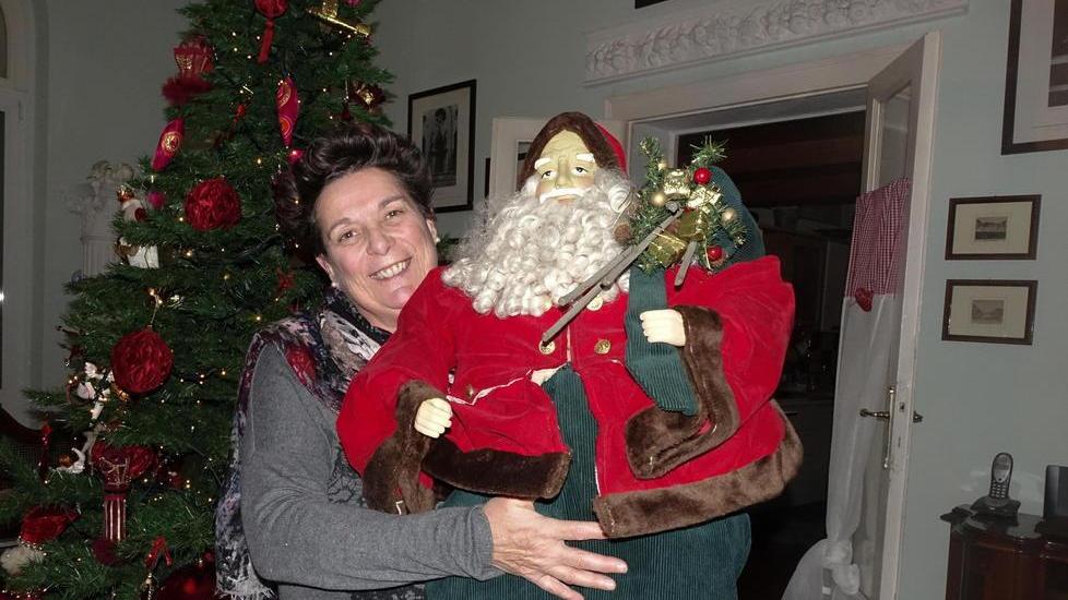 Si sveglia la carica dei 200 Babbi Natale e la grande collezione invade tutta la casa