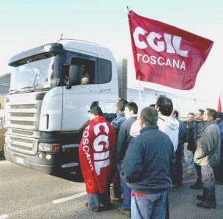 Sopra Malacoda da dove partiranno gli operai e in alto una delle manifestazioni sulla 429