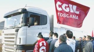 Sopra Malacoda da dove partiranno gli operai e in alto una delle manifestazioni sulla 429