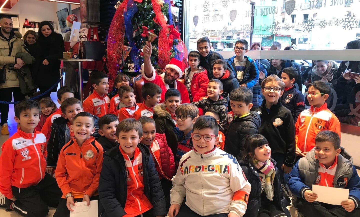Pavoletti si traveste da Babbo Natale