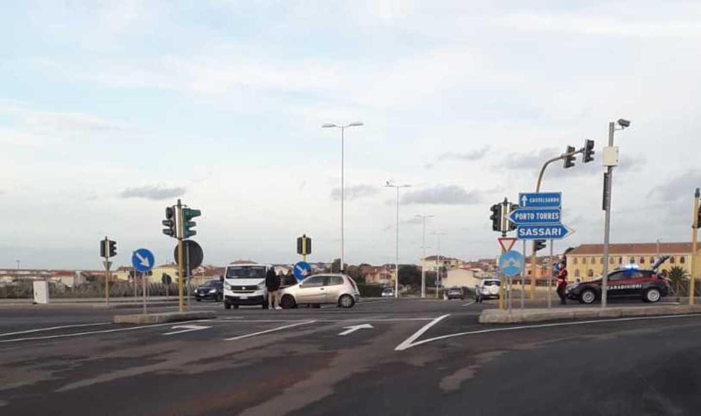 Semaforo spento da mesi: pericoli e incidenti