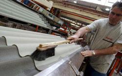 Carrara, morì per l'amiantoora l'Inail rivuole 100mila euro