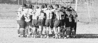 <strong>ABBRACCIO COLLETTIVO.</strong> I giocatori del Versilia Rugby si stringono prima di una gara