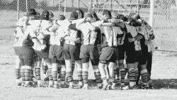 <strong>ABBRACCIO COLLETTIVO.</strong> I giocatori del Versilia Rugby si stringono prima di una gara