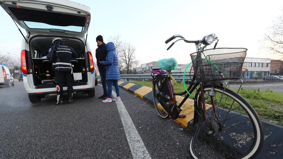 Donna investita da un’auto