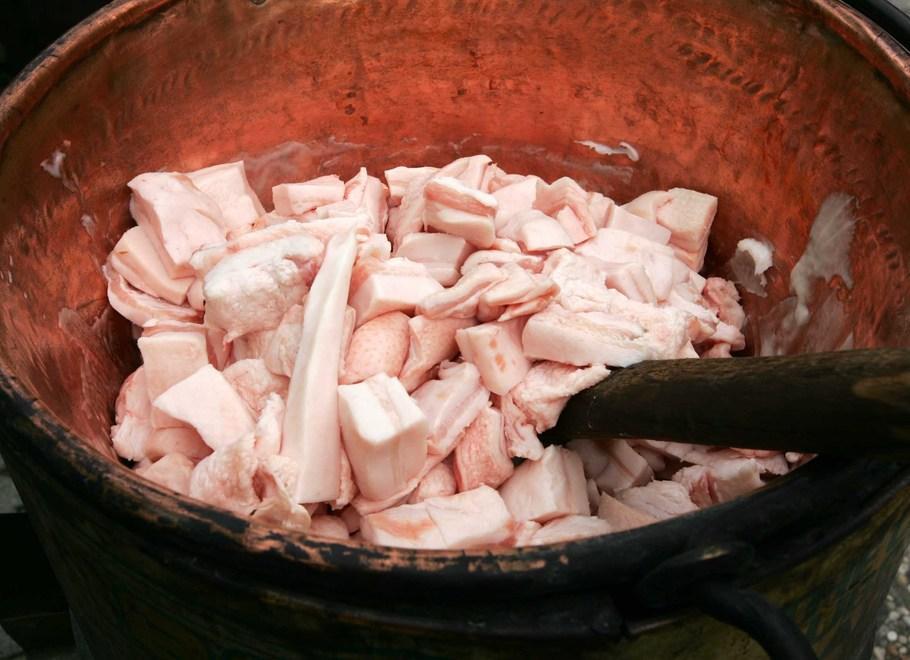Il “maial in piaza” e i ciccioli Appena fatti sono deliziosi 