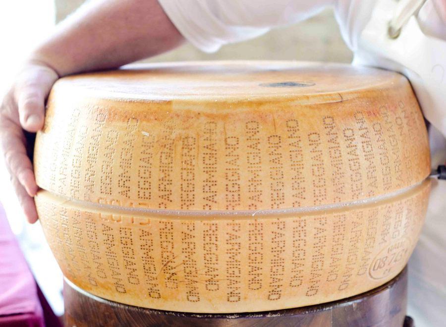 Il Parmigiano Reggiano prende forma all’aperto