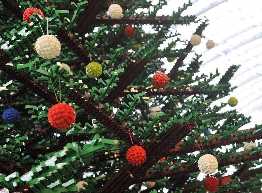Si addobba l’albero in centro Poi merenda per tutti 