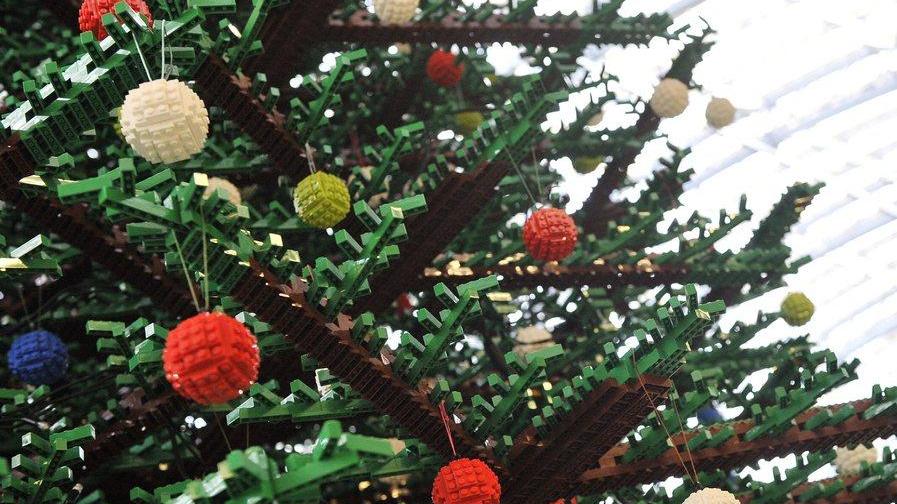 Si addobba l’albero in centro Poi merenda per tutti