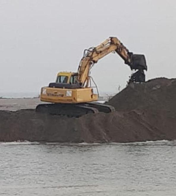 Draga in azione al Logonovo La sabbia difenderà la costa 