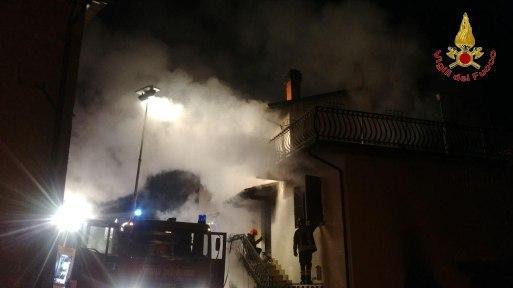 Incendio in una casa: coppia di anziani muore tra le fiamme - Video 