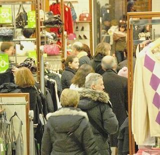 <strong>SOPRA</strong> Shopping in centro  <strong>SOTTO </strong>L’assessore Moreno Canuti