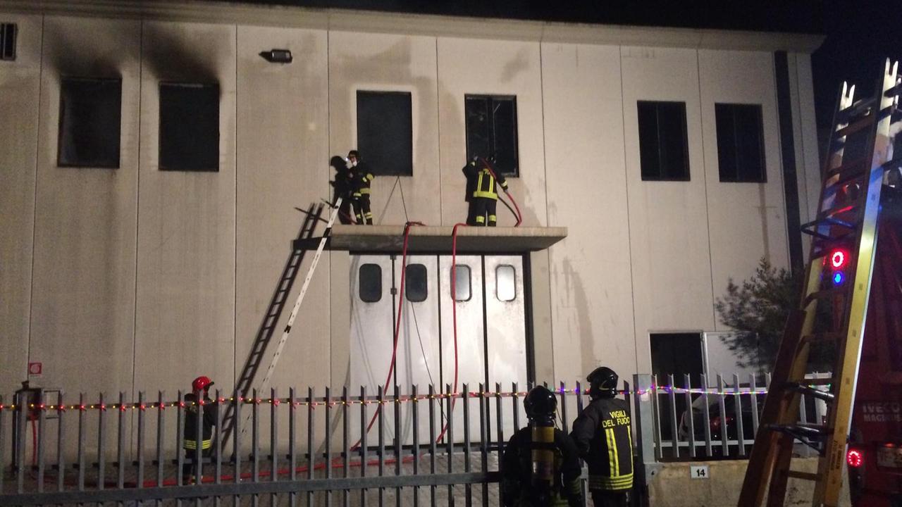 I vigili dl fuoco cercano di entrare nel capannone