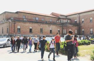 <strong>STUDENTI.</strong> Alunni all’uscita da scuola