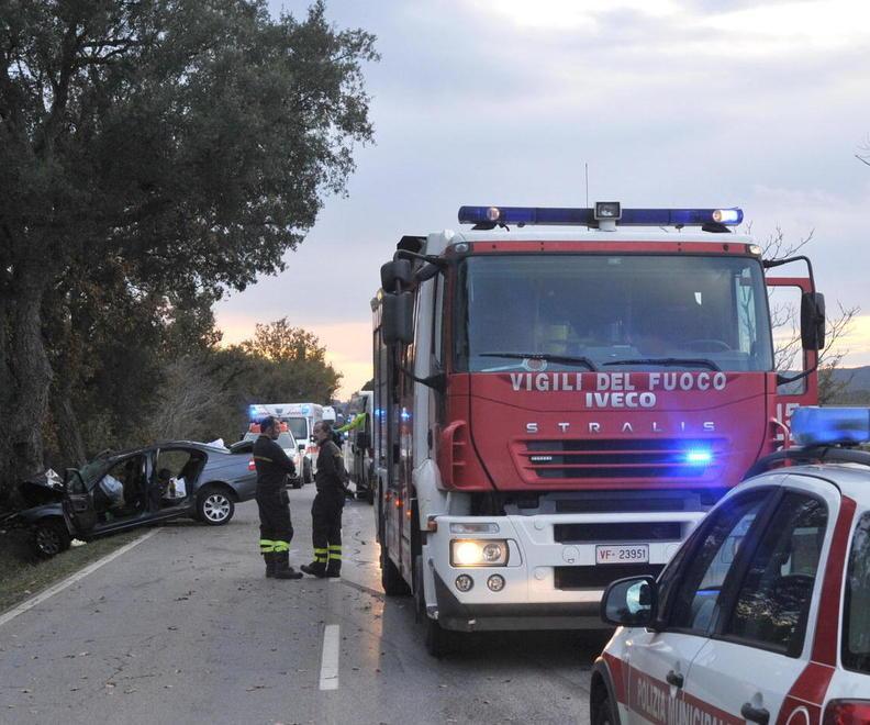 Auto si schianta contro un leccio, muore mamma di 50 anni. Gravi figlio e nipoti 