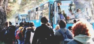 Siamo davanti all’Alberghiero: si spinge per salire sul pullman a caccia di un posto a sedere
