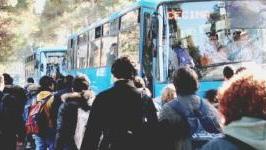 Siamo davanti all’Alberghiero: si spinge per salire sul pullman a caccia di un posto a sedere