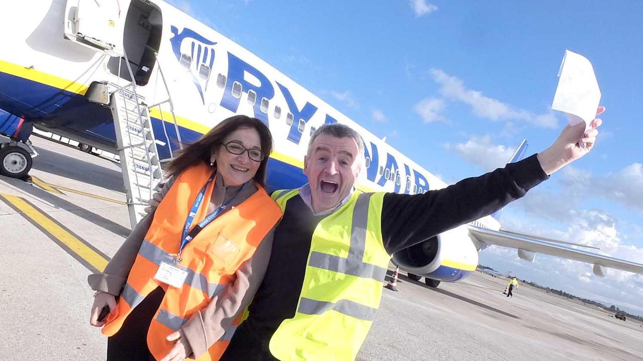 L'ad di Toscana Aeroporti, Gina Giani, e l'ad di Ryanair, Michael O'Leary, sulla pista di Pisa