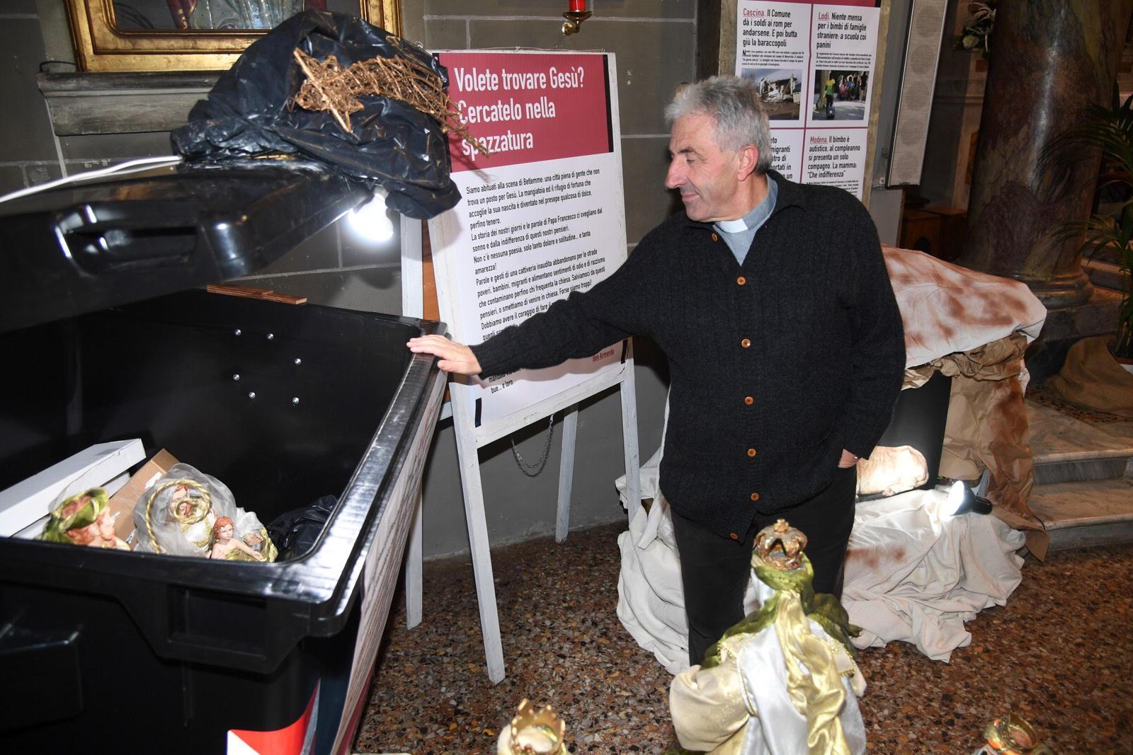 Don Zappolini e la Sacra Famiglia nel cassonetto della spazzatura